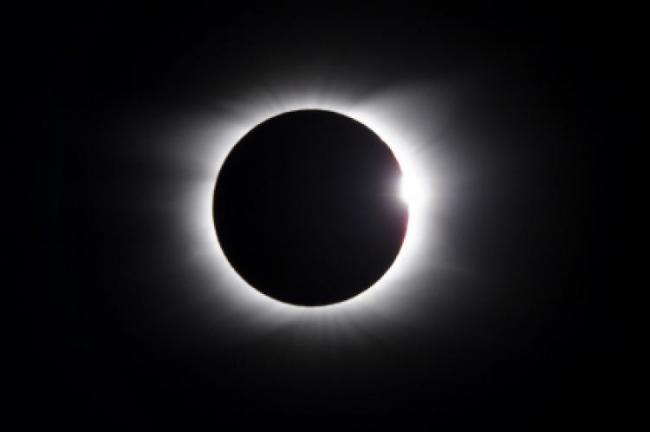 xataka's tweet photo. Cómo ver el eclipse solar del 20 de marzo http://t.co/tZzKIYJwTi http://t.co/qWXPUKRa7c