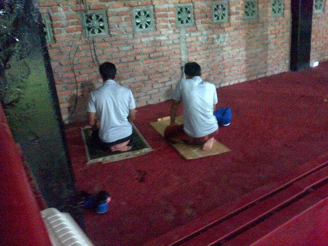 we_aremania's tweet photo. (y) @skorindo: Tampak @Ariffsuyono
&amp; @Bustomi_19 menjalankan ibadah Shalat Isyak d tribun atas Stadion Dipta Gianyar. http://t.co/FncshuOd8p