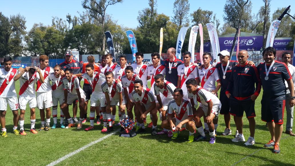 DiegoSole1901's tweet photo. Simplemente ORGULLOSO de estos pibes #CopaChivas2015 #VamosRiver http://t.co/M5NC76oDJG