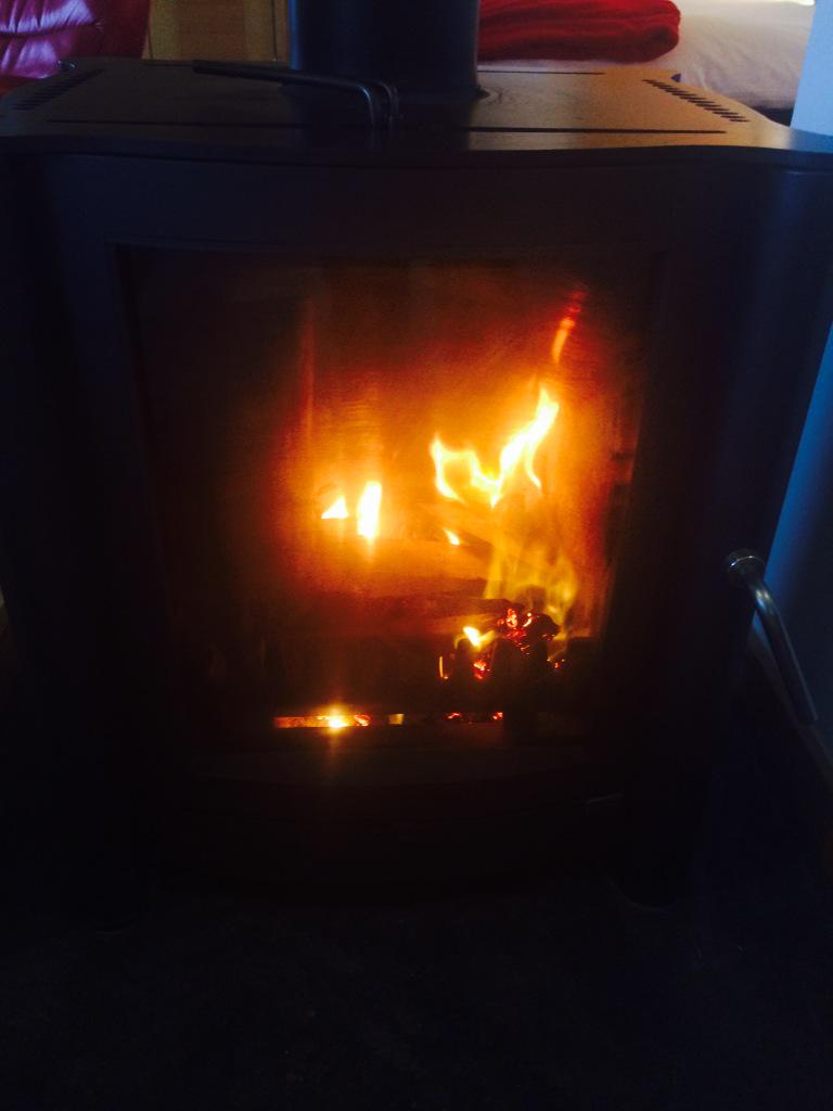 LuxuryHideaways's tweet photo. Fire on for 3 couples arriving today on winter #spa package #hottub #sauna #doublebath #massage http://t.co/L21BqlzbPc
