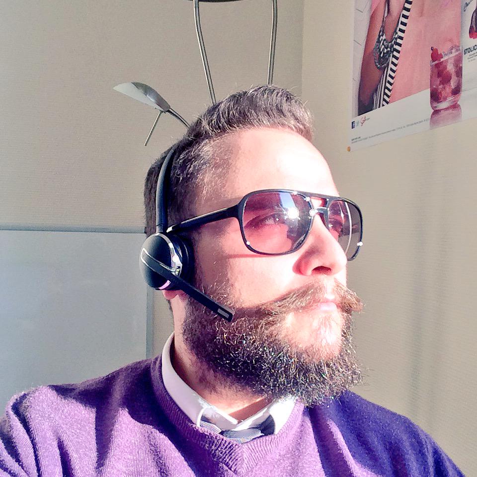 Harvey_TheDog's tweet photo. Beard had a great idea at work today coz of the useless blinds @RateMyBeard @beardoholic #frieswiththat? #springbeard http://t.co/z6heplbQHd