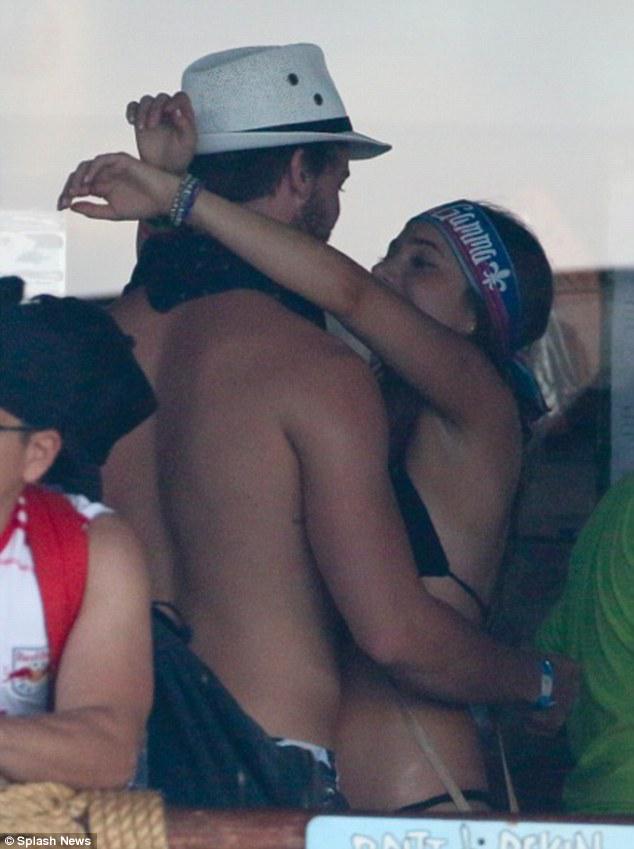 MCTwerkkTeam's tweet photo. "@DailyMailCeleb:Patrick Schwarzenegger spotted getting comfy w mystery woman in Mexico http://t.co/rxFbDf5z7j http://t.co/4squ0pur3P" WTF?