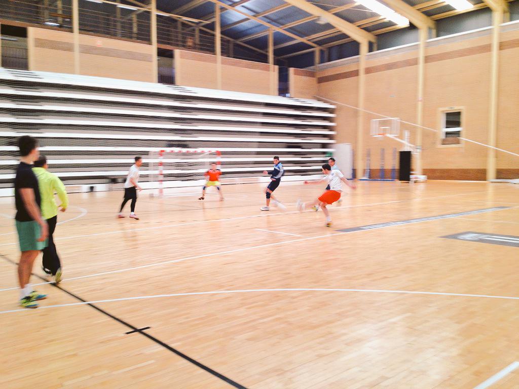 safydeuex's tweet photo. Se disputa en este momento el 1er partido de la 2a Semi del Tr. Rector de Fsala. En la 1a 8-7 xa @VGuerraD10 y CIA. http://t.co/awjan5fHq6