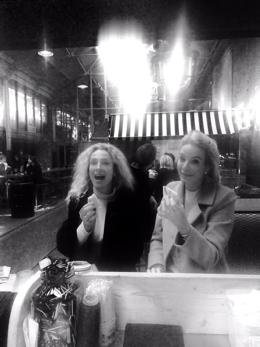 Lunchen in #DeHallen,  waar ons nieuwe kantoor zit. De  derde tosti zit erin. Gulzige dames Van Dale. #Caulils