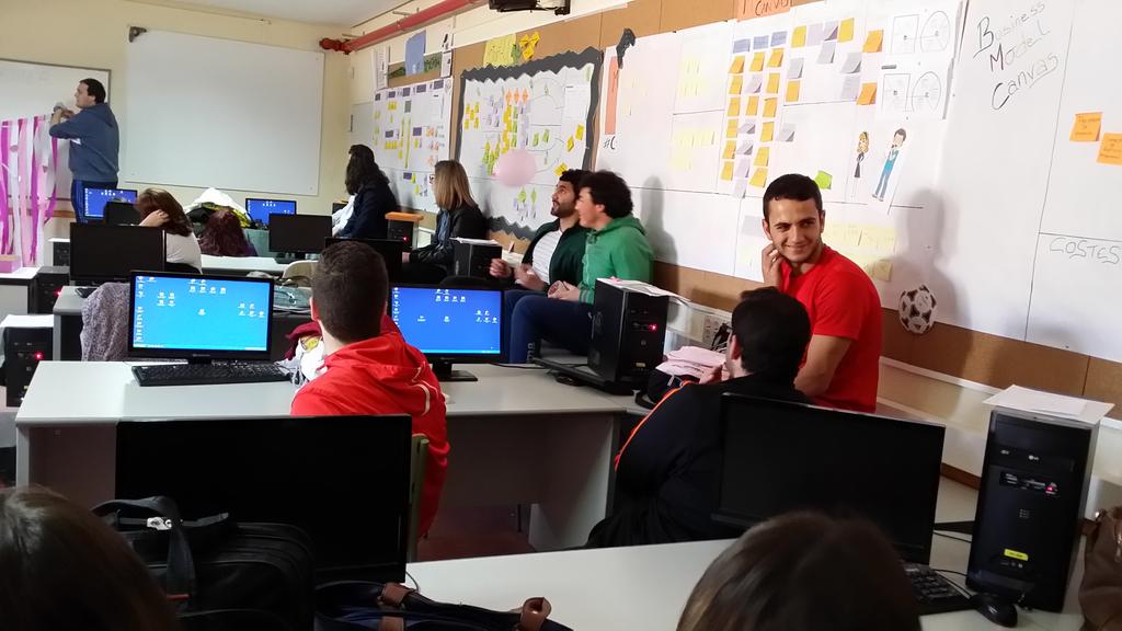 ppenalvera's tweet photo. Máxima igualdad en la final de 2° AYF para el Tank Shark de @ypdteam. Empate entre @08Startup  y @LaVieEnRose_10 http://t.co/q51G2mrqS6