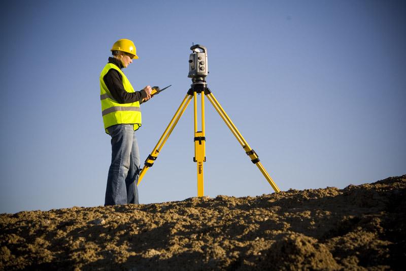 Москва изыскание строительство. Тахеометр Trimble s8. Тахеометр Тримбл Землеустройство. Топографическая съёмка с геодезистом. Инженерно-геодезические изыскания.