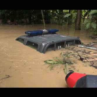 Tamtam_pitak's tweet photo. Ampe kyk buaya gitu, nongol palanya doang RT @CirebonNotes Mobil operasional Polsek Jatibarang terjebak banjir.  http://t.co/fqVvHae7Cw