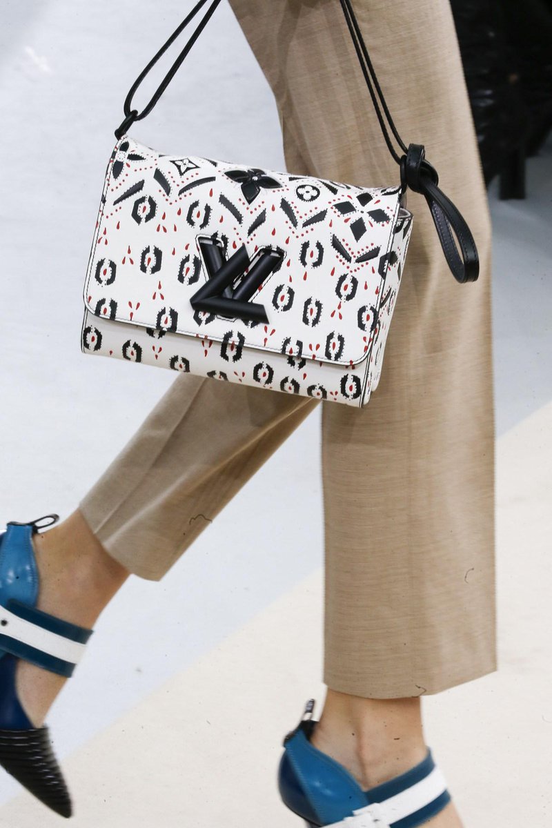 BritishVogue's tweet photo. The ultimate bag guide for autumn/winter 2015: http://t.co/vbsSDMxYkG http://t.co/PFcD1TygyN