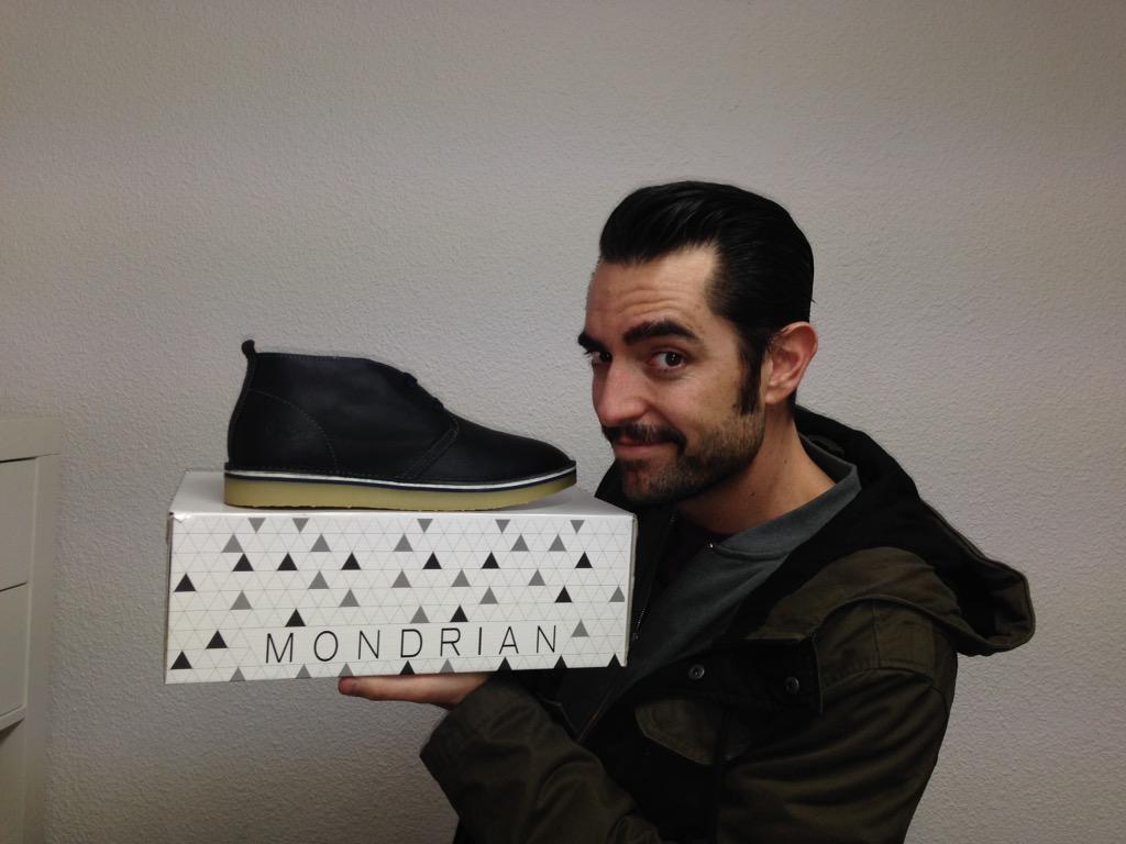 Gracias a <a href="/mondrian_shoes/">Mondrian Shoes</a> por este regalo a <a href="/DaniMateoAgain/">Dani Mateo 🤘🏼</a> , muuuuuuy guapos!! mondrian.es
