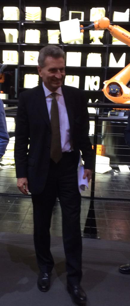 DisruptionNow's tweet image. .@GOettingerEU posiert vor #robochop @CODE_n #CeBIT2015