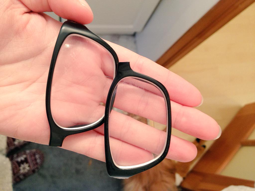 moitoi's tweet photo. Oh SNAP! Great way to start my Monday 😩😩 #RIPSpecs http://t.co/FY5VgR5OSh