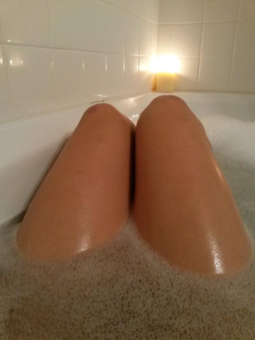 A bathtime show today! I'll be on http://t.co/gYpuAfGwGY in 10 minutes. http://t.co/1aZZRDvMgV<a href="/tag/forked"class="tags"><span>#forked</span></a>