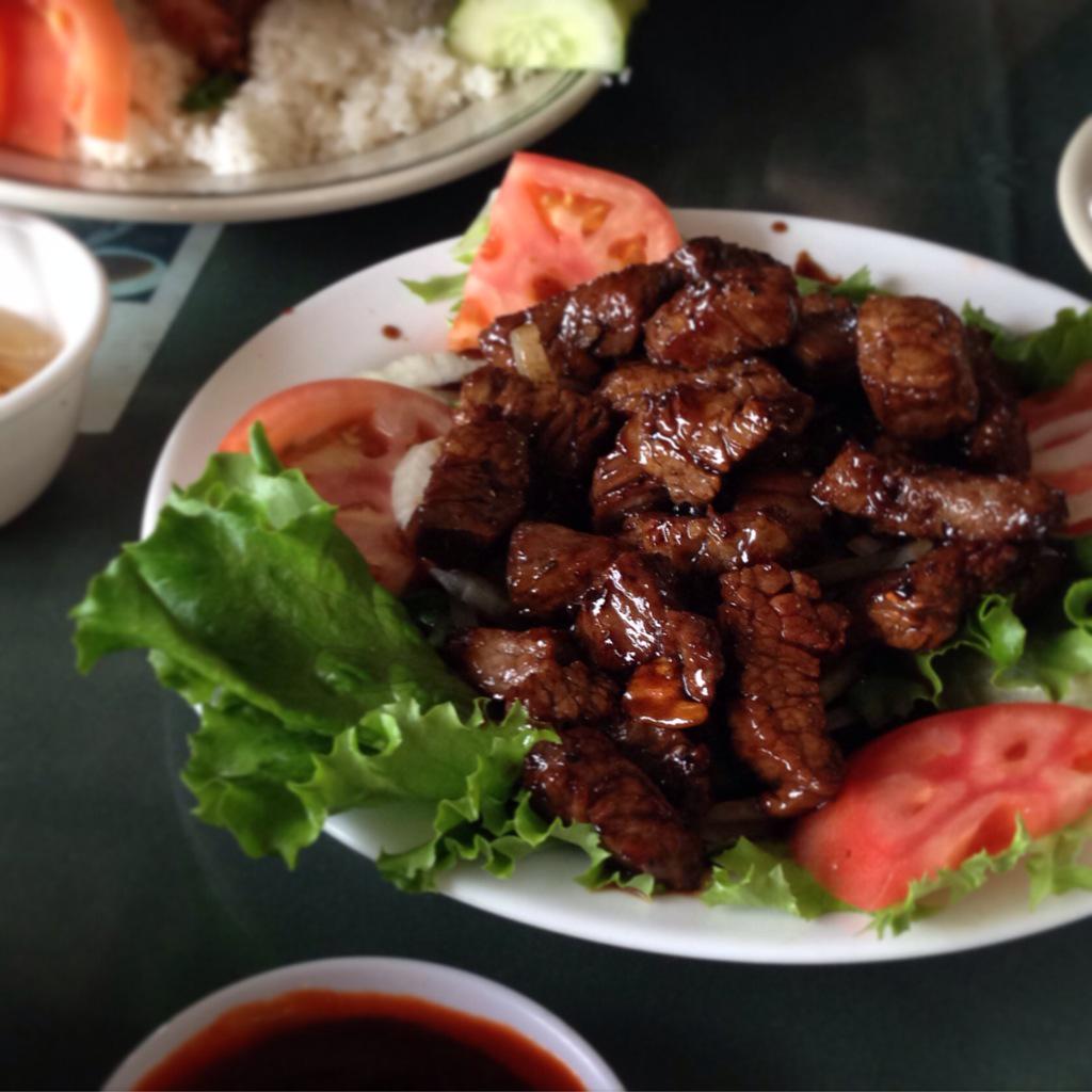 SkeeterNYC's tweet photo. Bu Luc Lac. A tender cubed Vietnamese beef entree. Lots of garlic, sesame oil, oyster sauce &amp; fish sauce. #PhoBang👌 http://t.co/jkv6A8uwBL