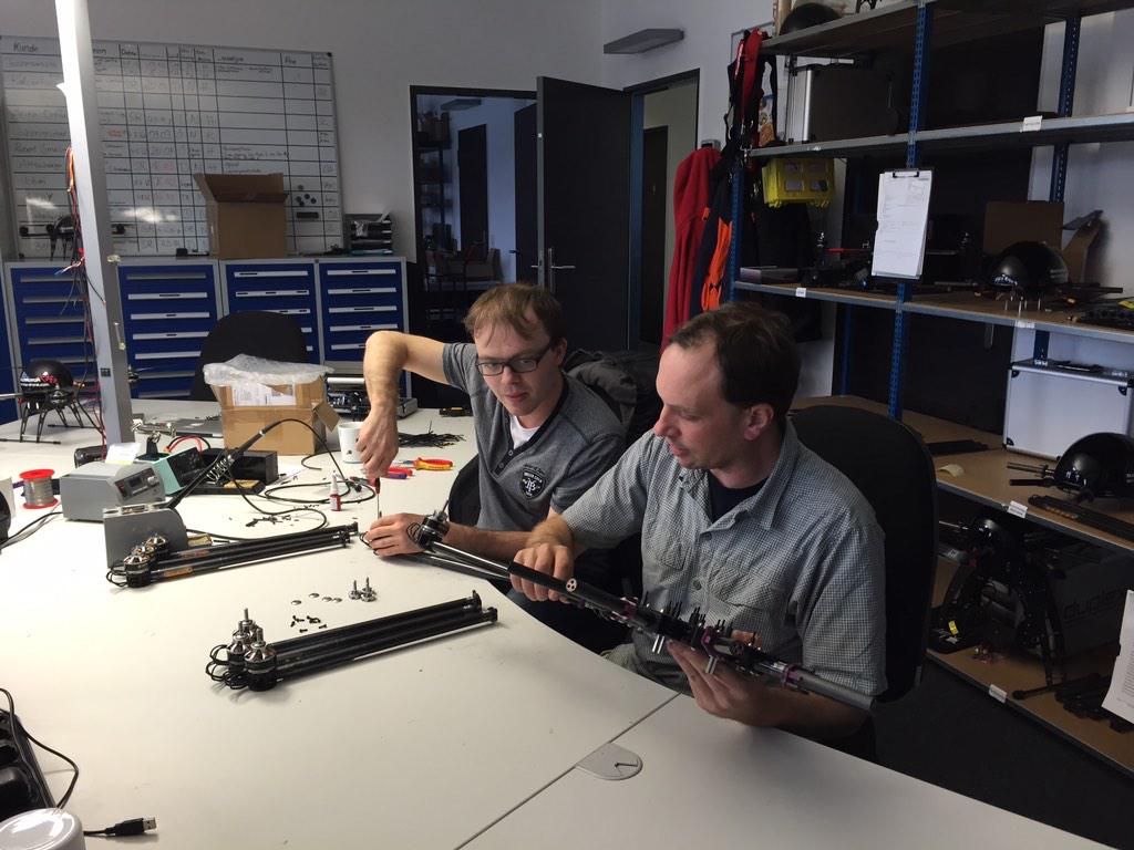Multifly_ch's tweet image. Techniker Instruktion (Roger und Thomas) beim Partner Multirotor Hamburg DE