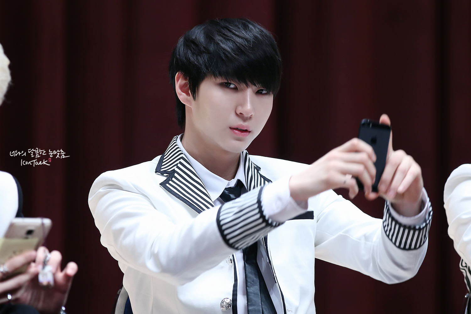 CAOmXmjU0AAvvP-.png:large