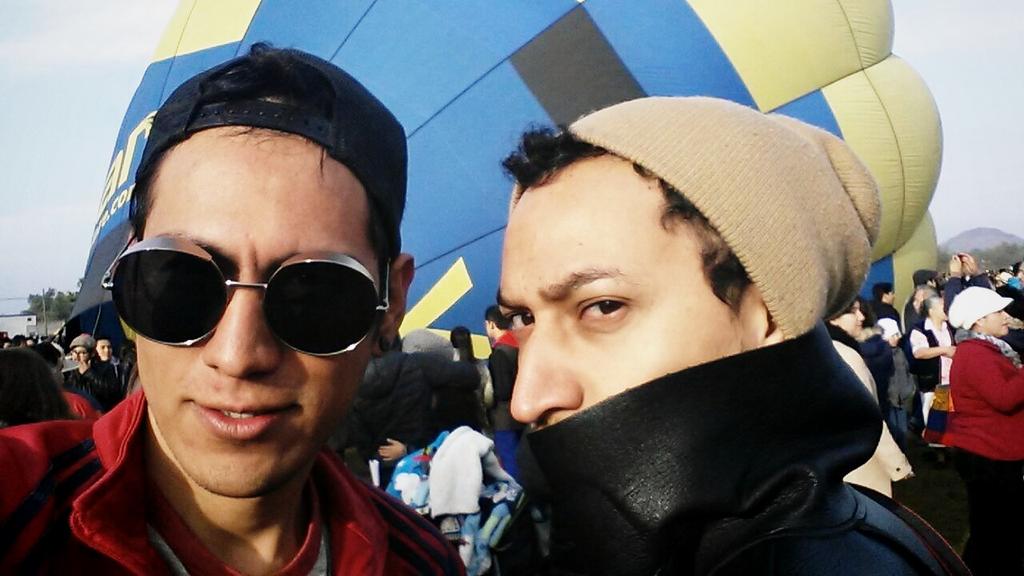 AugustoErre's tweet photo. #VolandoAlto con @AleeZuko y @VolareGlobos en #Teotihuacan http://t.co/fBo1yR2iio