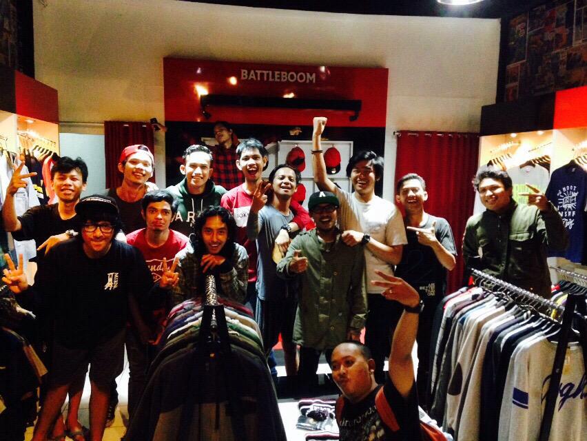 PRINCE_OF_MERCY's tweet photo. Gemeter 😭😂✌️“@IndiePalu: thank you @PRINCE_OF_MERCY and @BattleBoomStore http://t.co/SKzxvfueKt”