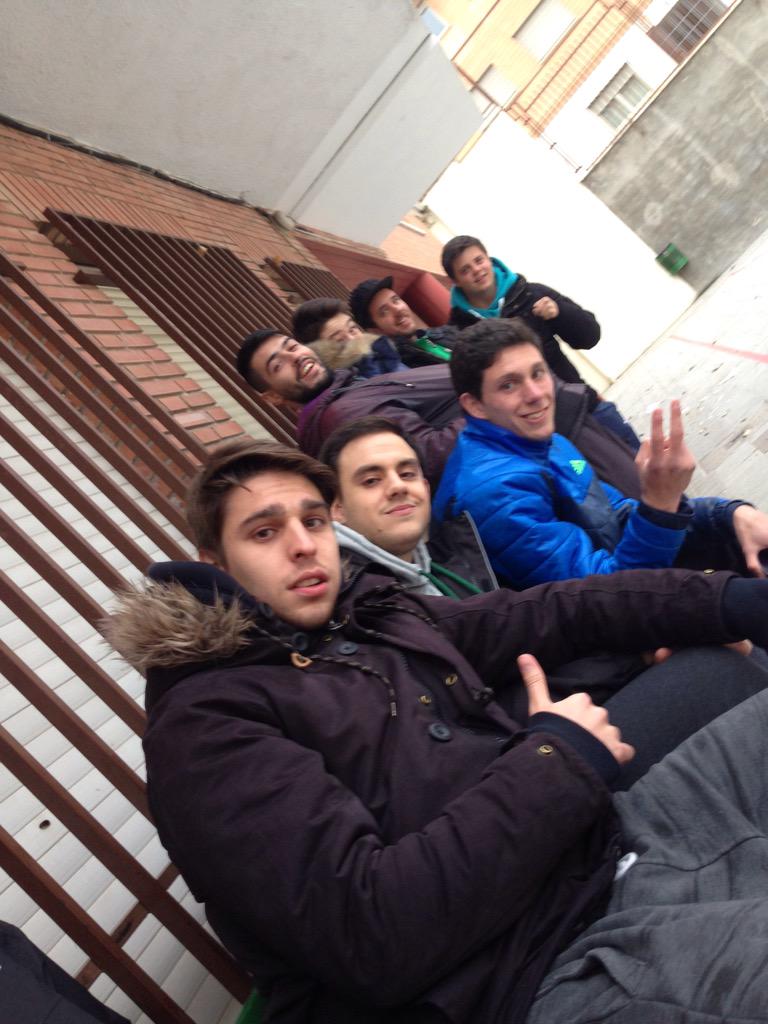 FilipensesADC's tweet photo. Aficionados acompañando al equipo! #ConcentracionDeCocrochis @RichiCarmona3 @toniramos9 @bermerodriguez @ivanin3 😎😎😎 http://t.co/20D3bkPWbp