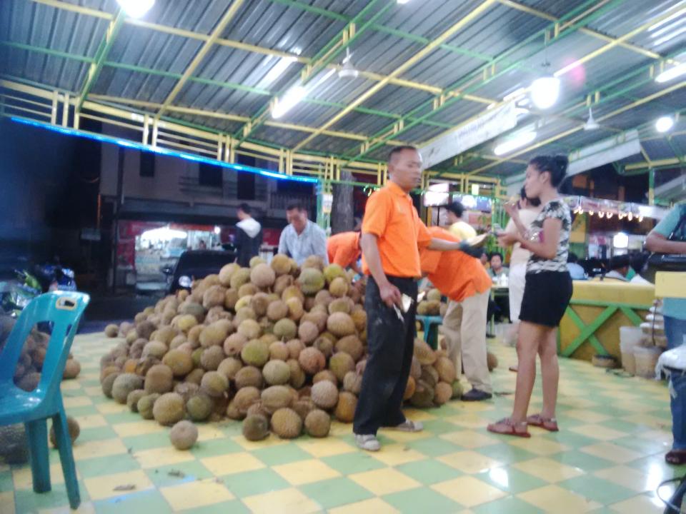 Fanianina's tweet photo. I'm at Ucok Durian in Medan http://t.co/8ptiCWphy1 http://t.co/XCLvXqiSzX