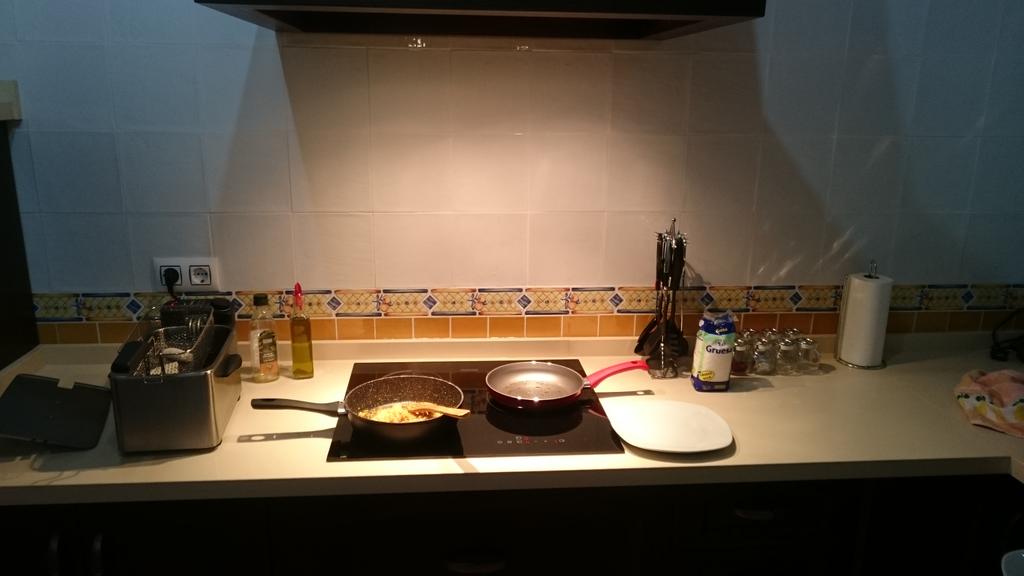 manueldavid86's tweet photo. Estrenado cocina por fin con @pilarprieto22 gracias a @antoniojoseprie y @martavegamedina http://t.co/OlaTnoo78m