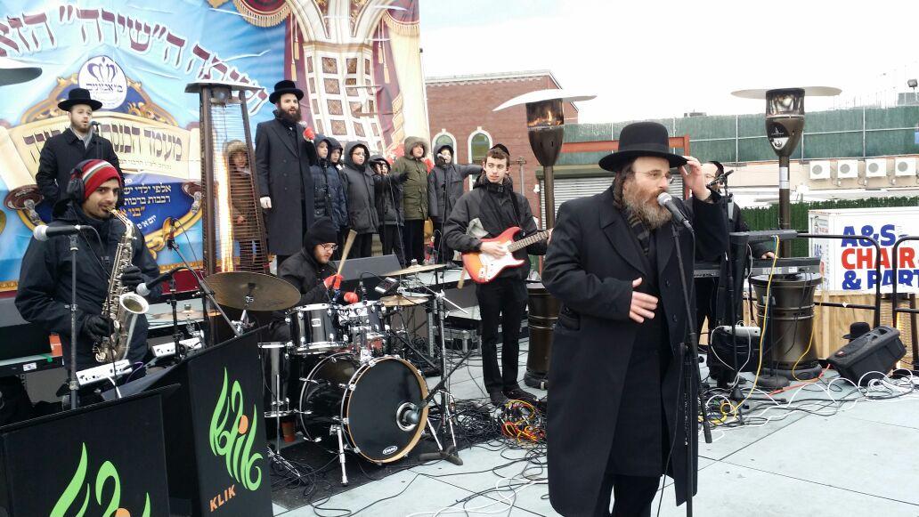 KlikBand's tweet photo. Job #1 yesterday Hachnusas seifer tora for 12k kids in #BoroPark in -0 weather IsaacHoenig @YedidimChoir +YedidimJr. http://t.co/aZSBVurkMS