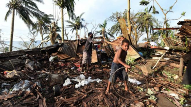 пожар в лесу. экологическая катастрофа. тайфун бхола 1970. нашествие саранчи в восточной африке. катаклизмы природы.