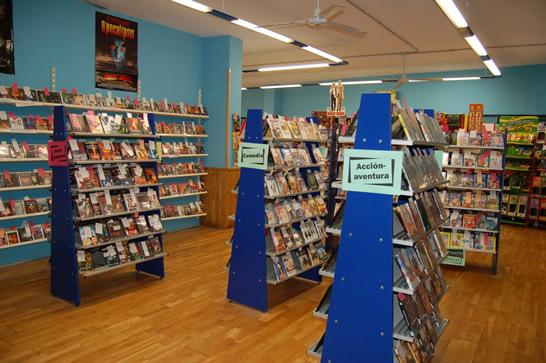 vivilos80's tweet photo. RT si has conocido un lugar como este donde íbamos a elegir una película para ver el sábado tarde, un momento mágico http://t.co/aa1LJNMeaR