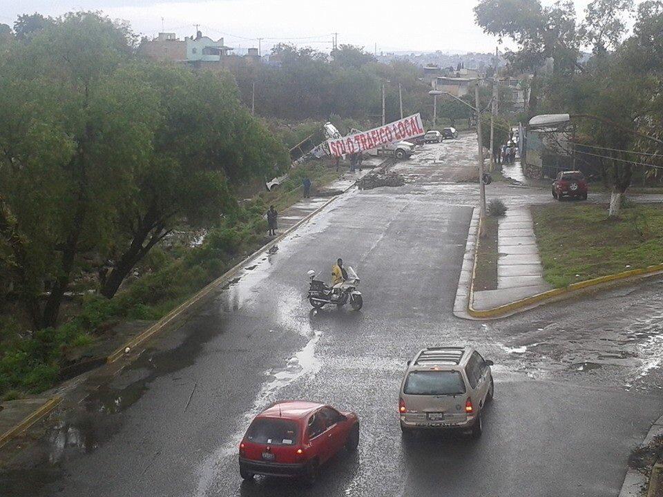 Trafico_ZMG's tweet photo. Un camión cae al canal en avenida Patria y Malecón, autoridades presentes http://t.co/gitUobZMOg