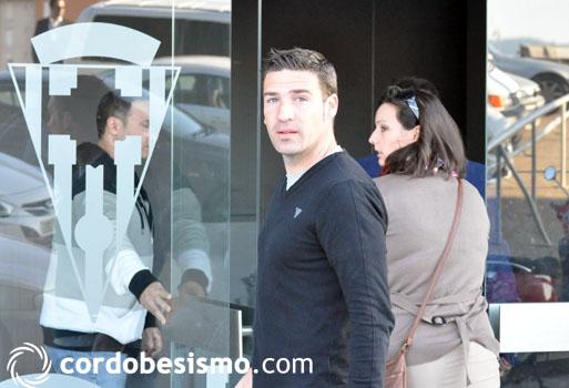 CordobesismoCom's tweet photo. NOTICIA | Carrión toma las riendas del Córdoba B; el técnico ya trabaja en las oficinas
http://t.co/ILlo3XxAYs
#CCFB http://t.co/U6qRbrHEFU