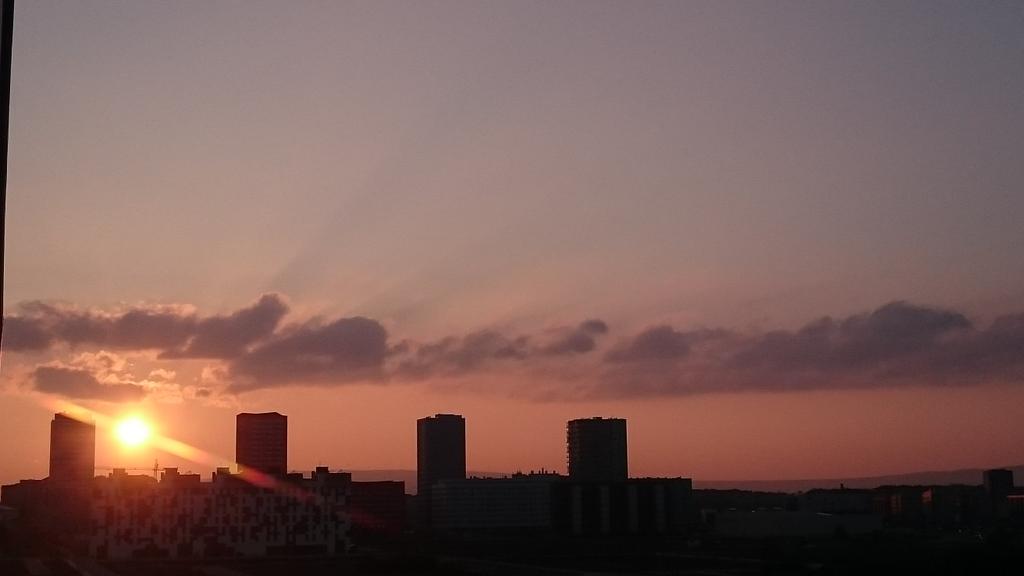 viskowitz's tweet photo. Un atardecer más, un día más, desde @arkaiate. Se ha quedado bonita tarde en #Vitoria #Gasteiz @Euskalmet @Arabamet http://t.co/tkAQc6tyPH