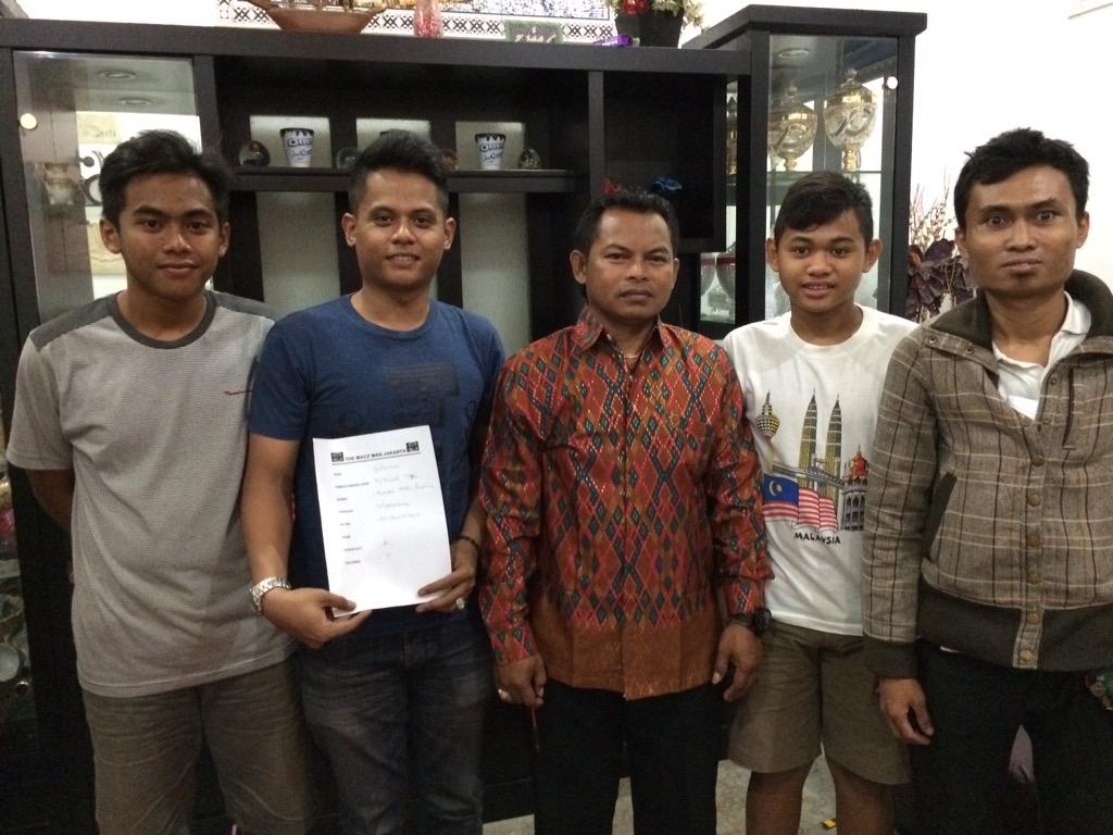 gue_psm's tweet photo. @rioveryo @Noovansyah blusukan dgn rw muara baru. beliau sngt mendukung dan beliau mendaftar jadi anggota @MACZ_JAK http://t.co/PCb0N8vDjv