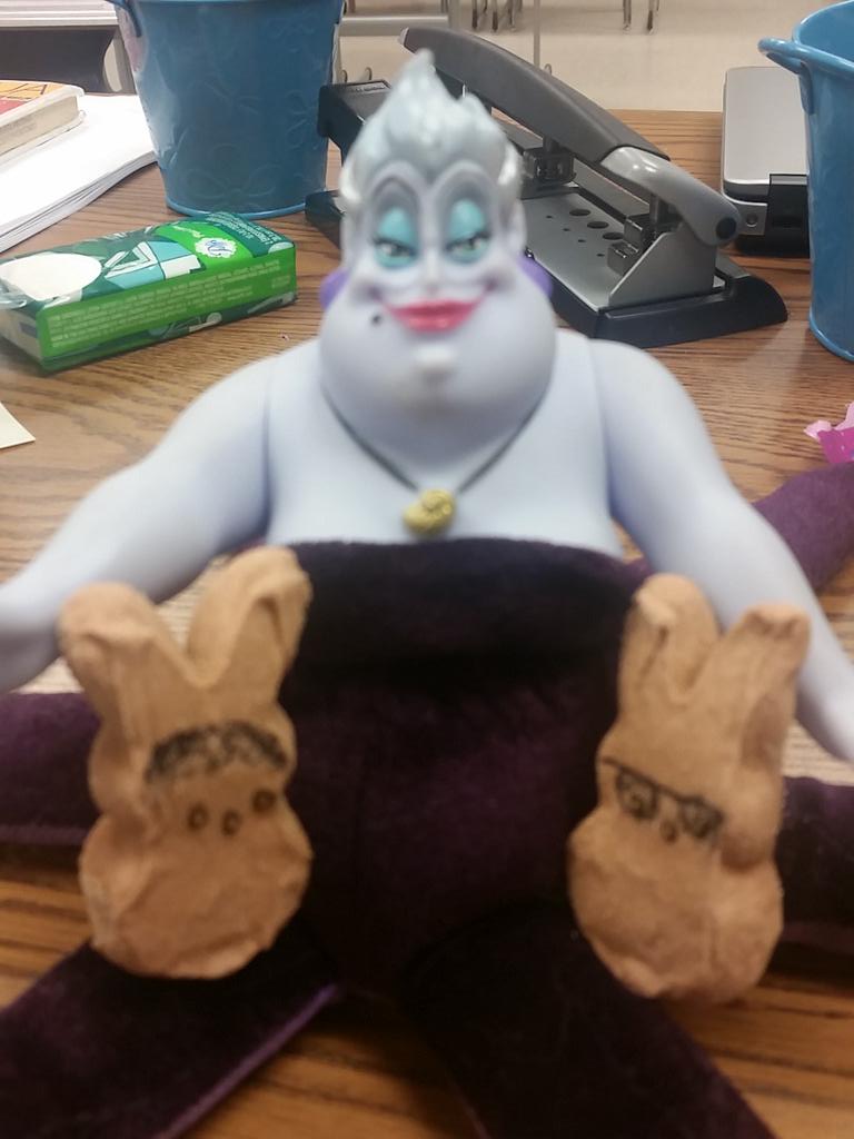 miss_smith202's tweet photo. #bored #gradesaredone #tryingtostayawake #ursula #peeps http://t.co/a6d4WvDUfD