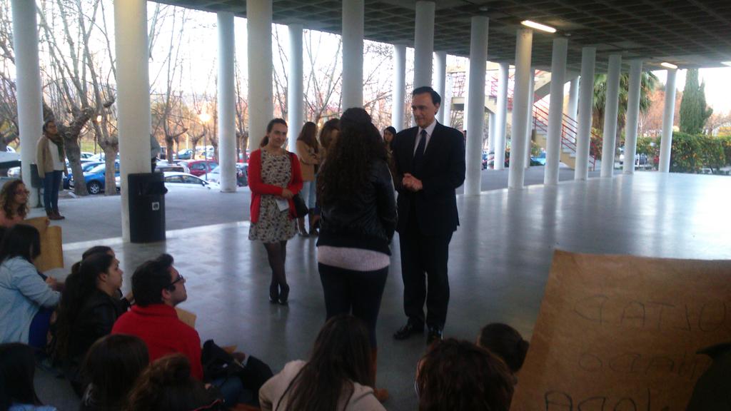 AulaMagna's tweet photo. La decana CC. Educación @Univcordoba se compromete a estudiar cambio horario que piden estudiantes @CEUCO @CECEUCO http://t.co/Bs4m6mK11x