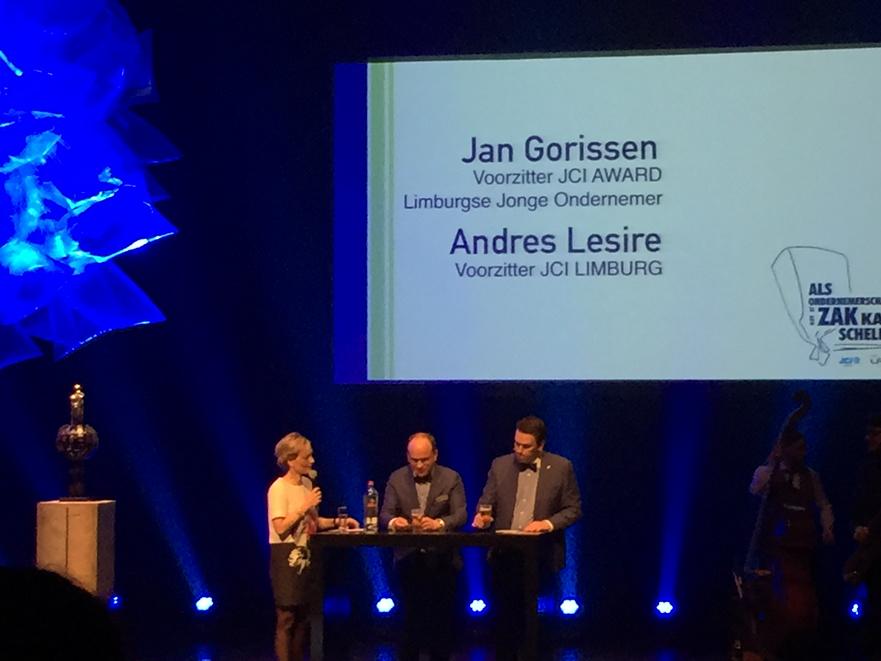 wimdries's tweet photo. .@JCI_Limburg @Jangorissen Start aan de toog ... Zo voelt iedereen zich thuis. @jcigenk Limburgse jonge ondernemer http://t.co/HZvcfs1dcF