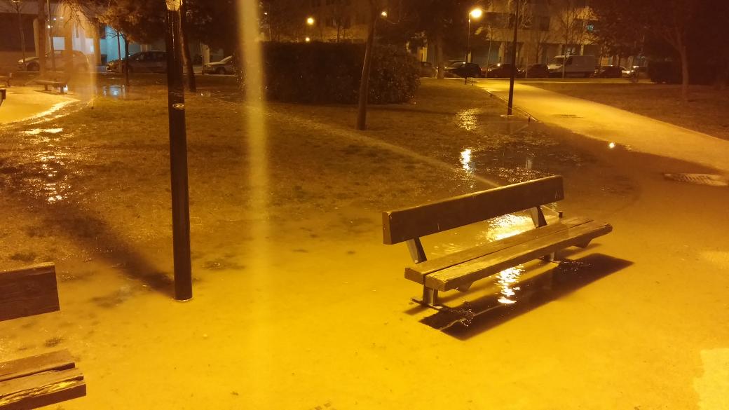QuimRockOficial's tweet photo. Lleva toda la tarde el aspersor funcionando en zona Azucarera... bajando nivel del río? #Zaragoza @SoydeZaragoza http://t.co/aaxSBmAB8r
