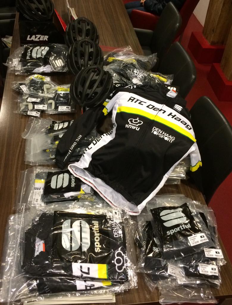 Ons nieuwe outfit is binnen! Met grote dank aan <a href="/dhtopsport/">Den Haag Topsport</a> en ook <a href="/sportful/">*</a> voor het gave design!