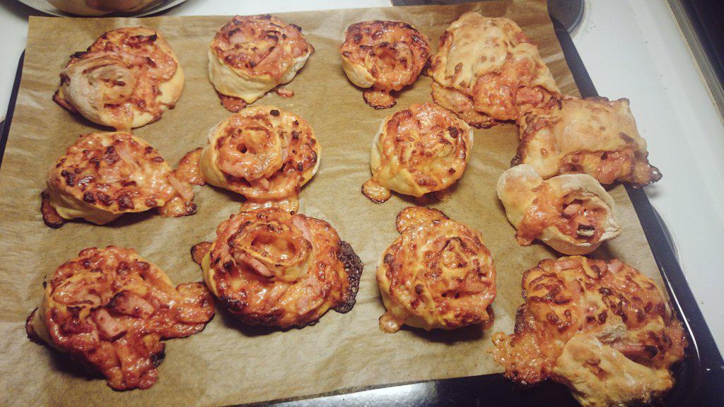 BekisMorenita's tweet photo. Nom Nom #pizzabullar 😆 #gottigott 😝 http://t.co/YRJaebVH0e