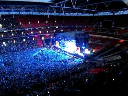 Nih oasis waktu konser di wembley loh bukan di gor yah tpi selow aja walaupun fans bola disana sgt fanatik <a href="/MetroTipi/">Metro Tipi</a>