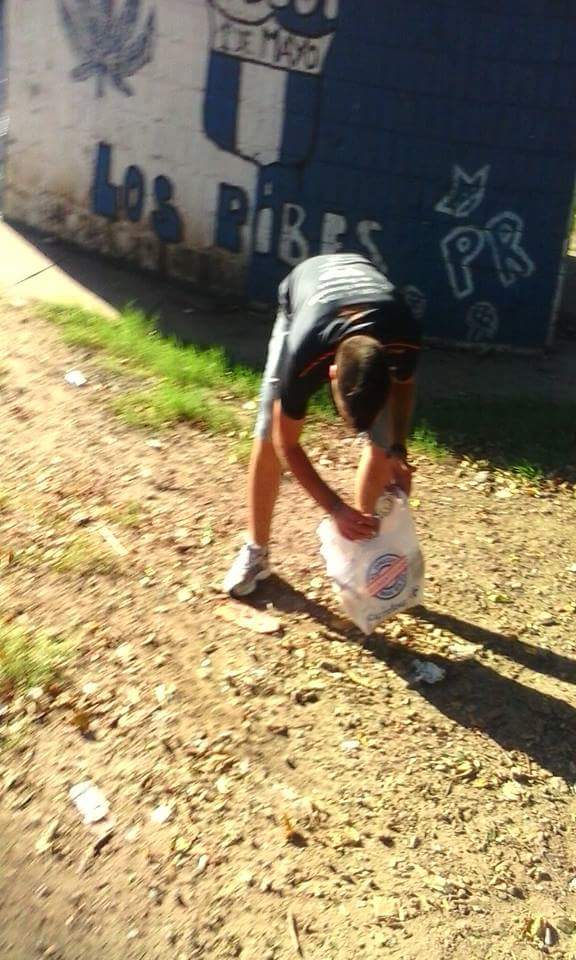 elcharlu's tweet photo. LA JUVENTUD POPULAR DE LOS BARRIOS SE JUNTO EN BARRIO RUCCI PARA COLABORAR CON LA PLAZA  Y SU LIMPIEZA http://t.co/IRNU3k2XCo