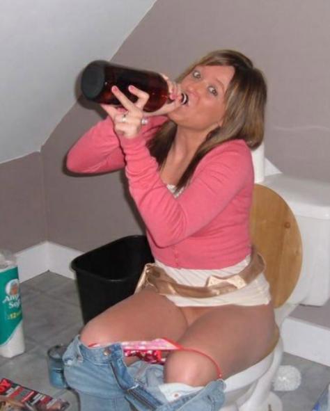 In pissing toilet Free nude pantyhose skank pics