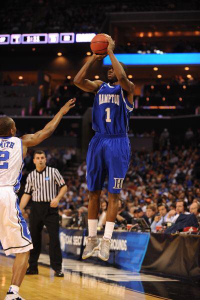 MadnessFaceoffs's tweet photo. *Midwest Region
RT for Kentucky
FAV for Hampton/Manhattan http://t.co/5q8eoCY8bX