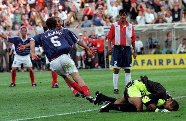 FranceFoot90's tweet photo. France - Paraguay 
Coupe du monde - 1998 - Lens http://t.co/eqso3BlXnz