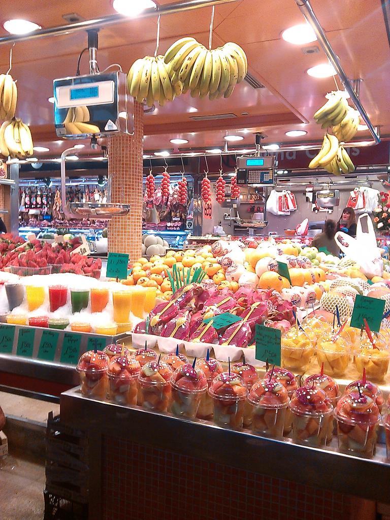 Flatie610's tweet photo. Le marché de la Boqueria, lieu touristique, est impressionnant par sa diversité de produits , perfecto ! #JCEsp15 http://t.co/v5O3TzH4kA