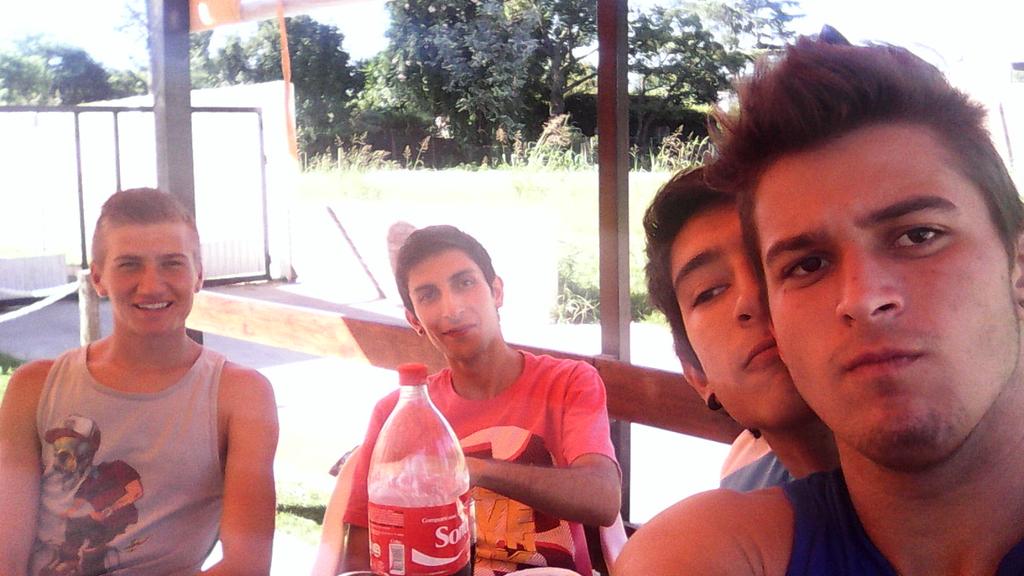 Flaaaco13's tweet photo. Picadita 👌 @Flaaaco13 @LeeoGonzalez05 @favioalfonso92 @LeandroYanz18 #ElTeke http://t.co/LyBj5OAvkL