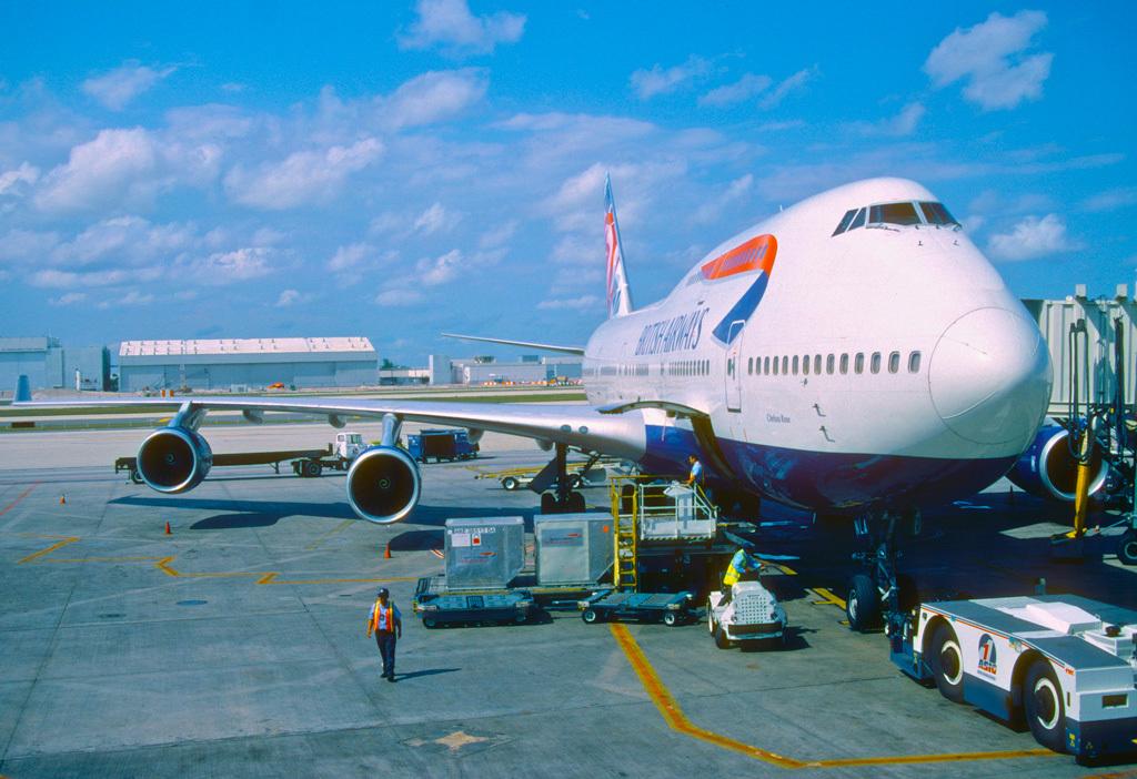 vice_spain's tweet photo. Imagina que cagas una mierda tan potente que es capaz de parar un avión. Pues ha pasado: http://t.co/UuhRfnZ8Lo http://t.co/TFXVw3EkFW