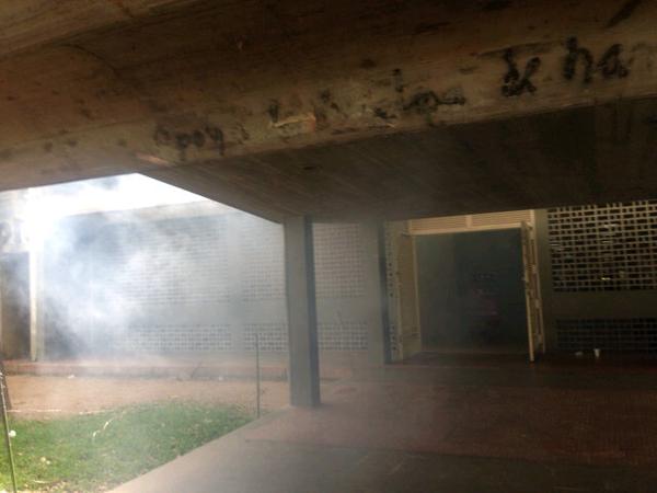UCVISTAS's tweet photo. #UltimaHora Lanzan bomba lacrimogena en la Escuela de Derecho #UCV http://t.co/KHPL5J3QyD