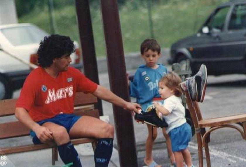 dalmaradona's tweet photo. “@iosu_gomez: #MARADONA CON SU HIJA @dalmaradona , #NAPOLI. http://t.co/55M8VPDHoI”MI ÚNICA FOTO DE BOTINERA JAJAJA!