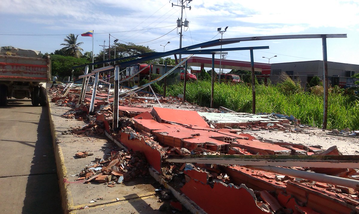 cnb_apure's tweet photo. Demolición de la estructura del Cuerpo de Bomberos Apure http://t.co/FlRiHWOxhU