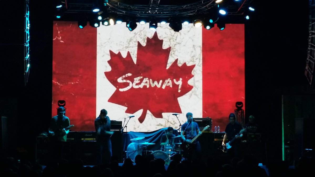 HiveLED's tweet photo. Stunning visuals at @GasMonkeyDallas  featuring @seawayband , @ManOverboardNJ , @SensesFail , and @BaysideBand http://t.co/aH49huUuVp