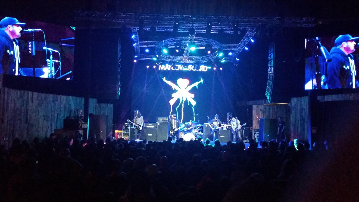 HiveLED's tweet photo. Stunning visuals at @GasMonkeyDallas  featuring @seawayband , @ManOverboardNJ , @SensesFail , and @BaysideBand http://t.co/aH49huUuVp